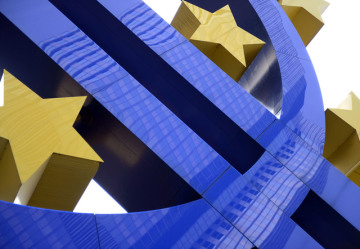 Znak eura před sídlem Evropské centrální banky ve Frankfurtu nad Mohanem - ilustrační foto.