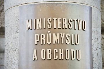 Ministerstvo průmyslu a obchodu - cedule na budově ministerstva v Opletalově ulici v Praze