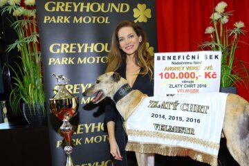 Andrea VEREŠOVÁ předává Chrtí Oskary Golden Greyhound Awards v Parku Motol 
