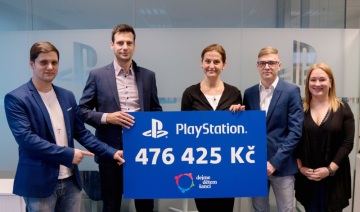 Manažeři PlayStationu Jan Vavřík a Petr Škaloud předali šek ředitelce organizace DEJME DĚTEM ŠANCI Michaele Chovancové a studentům ze stipendijního programu