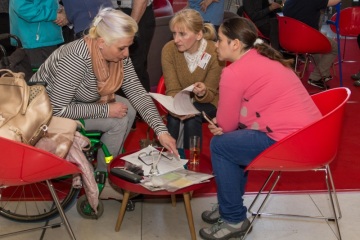Na snímku z loňské konference se paní Lenka Zimmermannová (vlevo) domlouvá s kolegyněmi, které přednášky kdo navštíví. 
Autor: Ivan Navrátilík
