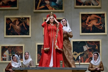Jana Sibera jako Isabella, princezna sicilská, v kruhu svých dam Foto: Martin Popelář