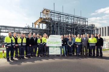 Výrobní tým společnosti LyondellBasell ve Wesselingu v Německu předvádí první várku bioplastu z obnovitelných materiálů