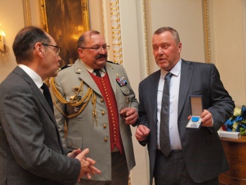 Zleva: Roland Galharague, velvyslanec Francouzské republiky v Praze, Daniel Kopecký, současný vojenský přidělenec Francie a Miroslav Jandora, prezident Projektu Austerlitz
