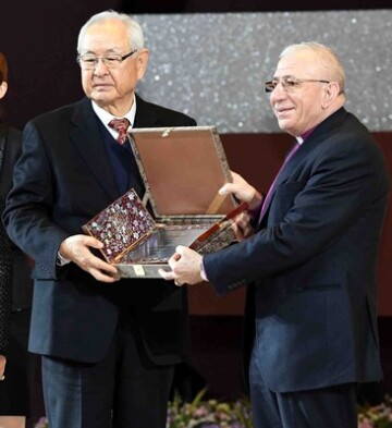 Předseda Hong uděluje pamětní desku mezinárodnímu čestnému prezidentovi  organizace Náboženství pro mír biskupovi Munibovi A. Younanovi 