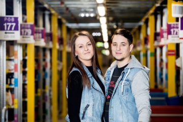 Manželé Marie a Miroslav Mráčkovi v distribučním centru Amazon