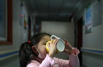Pětiletá Yuanyuan pochází z čínského Wuhanu, kde epidemie koronaviru propukla. Její rodiče i prarodiče se nakazili nemocí COVID-19, proto se o Yuanyuan dočasně stará dobrovolník přímo v nemocnici. © UNICEF/Cui