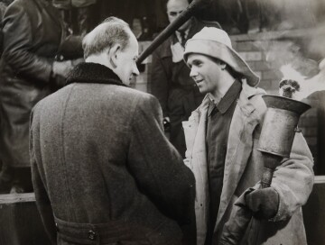 Slavnostní zapálení první vysoké pece – 1. ledna 1952 hutník Stanislav Najvert a tehdejší ministerský předseda Antonín Zápotocký.