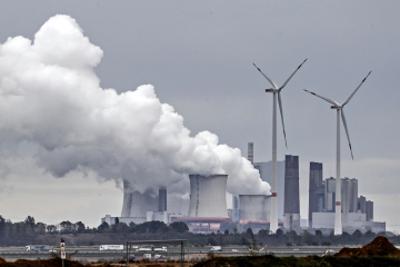 Uhelná elektrárna v Německu, v pozadí vrtule na výrobu energie z větru. Ilustrační foto. 