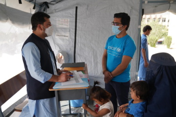 „Ve škole Peer Mohammad Kakar jsme postavili čtyři velkokapacitní stany, kde našlo útočiště 400 rodin. Zřizujeme tu zdravotní i výživové středisko a vytvořili jsme také centra přátelské k dětem, kde si mohou hrát a aspoň na chvíli zapomenout na to, co prožily,“ popisuje vedoucí regionální kanceláře UNICEF v Kábulu. © UNICEF Afghanistan