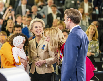 Emoce ani patos ve Štrasburku chybět nesměly.  Zleva matka a dítětem, které se narodilo 9. května 2021, předsedkyně Evropské komise Ursula von der Leyenová, francouzský prezident Emmanuel Macron a předsedkyně Evropského parlamentu Roberta Metsolaová na konci závěrečného ceremoniálu Konference o budoucnosti Evropy, 9. května 2022 v sídle Evropského parlamentu ve Štrasburku.
