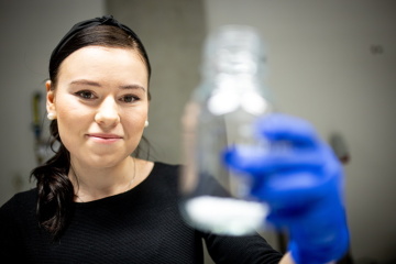 Senta Müllerová z Fakulty textilní Technické univerzity v Liberci vyvinula a otestovala nanovlákenný materiál s inkorporovaným antibiotikem, který by mohl být slibným řešením nebezpečných pooperačních komplikací v gastrointestinální chirurgii spojených s výskytem bakterií.