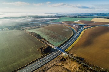 PORR v Královéhradeckém kraji dokončil v roce 2021 úsek dálnice D11 mezi Smiřicemi a Jaroměří. (© PORR, Tomáš Malý)