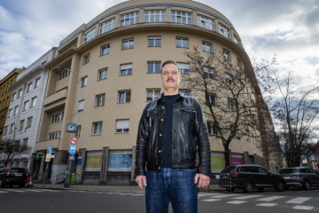 David Matásek před budovou Nemocnice sv. Kříže Žižkov v Praze 3. (Foto: Nemocnice sv. Kříže Žižkov)