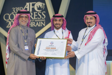 Zleva doprava prezident AFC Shaikh Salman bin Ebrahim Al Khalifa; Ministr sportu Jeho královská výsost princ Abdul Aziz bin Turki Al-Faisal a prezident SAFF Jásir Al-Misehal

