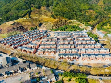 Vesnice Longguan v okresu Haishu (Ningbo, Čína) obytnými fotovoltaickými projekty realizuje společnou prosperitu pro všechny na vesnici 