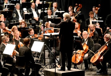 Orchestr Janáčkovy filharmonie Ostrava s šéfdirigentem Vassily Sinaiským Foto Martin Straka