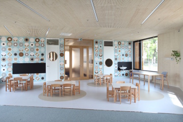 MŠ Všetaty – Přívory: Pohledové dřevo v interiéru je přiznané ve většině místností a děti si na něj mohou kdykoli sáhnout. Dřevěné jsou i akustické panely na stropech, které zpříjemňují prostorou akustiku v hernách (Foto: Lina Németh)
