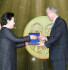 Zakladatel Dr. Hak Ja Han Moon uděluje staletou cenu zakladatele bývalému generálnímu tajemníkovi Spojených států Ban Ki-moonovi. Ocenění sté výročí bylo poprvé uděleno na památku sté výročí Dr. Sun Myung Moon