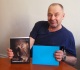Knihu s tajným dopisem čtenáři věnoval do aukce také režisér a podporovatel UNICEF Václav Marhoul. © UNICEF ČR