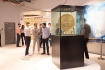 Mezi českými poklady v Dubaji na EXPO 2020 se momentálně vyjímá replika rekordní zlaté mince z dílny České mincovny. Originál, který zůstal v Praze, váží 130 kilogramů, měří v průměru přes půl metru a má nominální hodnotu 100 milionů Kč.